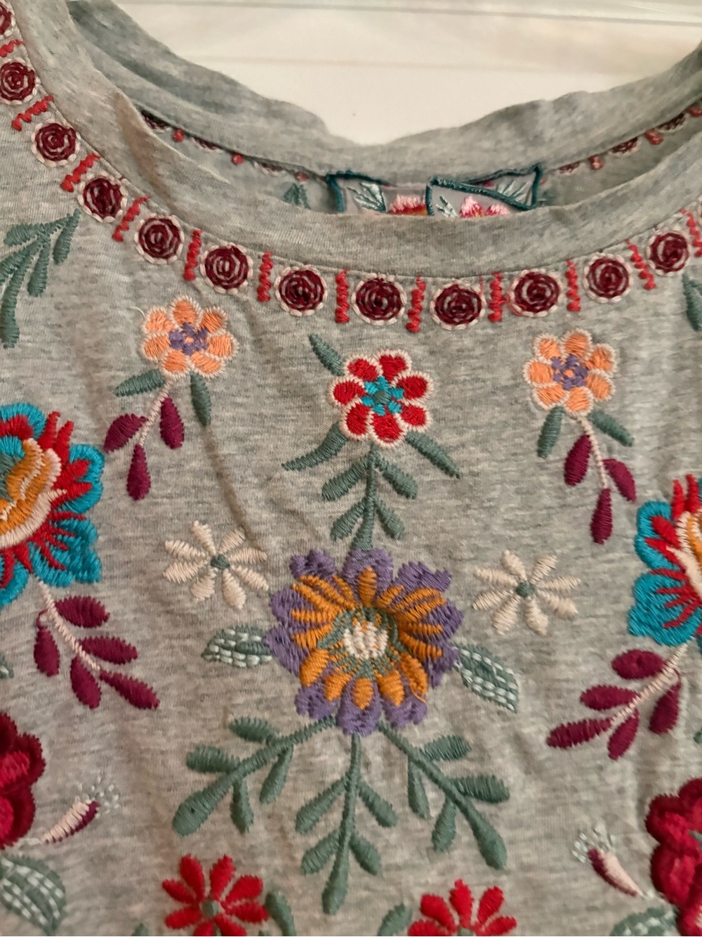 Johnny Was embroidered Gray Women’s Swing Top - Picture 2 of 9